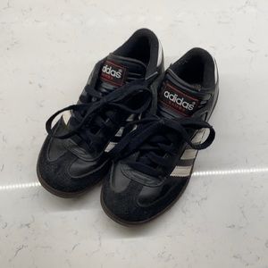 Boys size 1 Adidas Samba tennis shoes